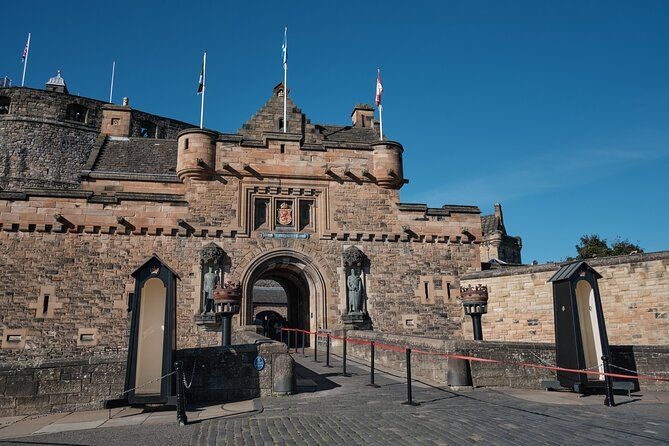 Edinburgh Castle Guided Walking Tour & Holyrood Palace Ticket
