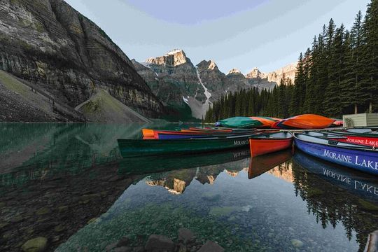 Explore Moraine and Louise Roundtrip from Banff Shared Bus Tour