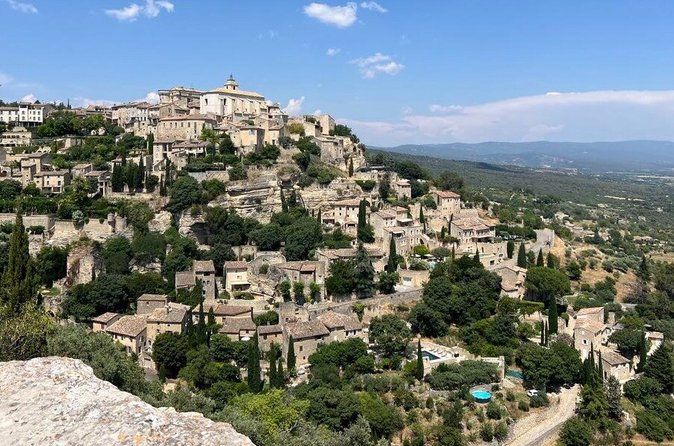Villages perched in the Luberon, Gordes and lavenders on a private day