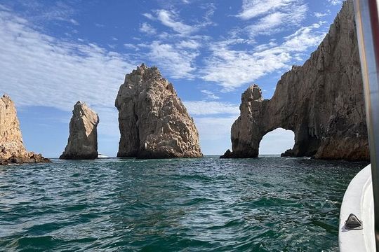 Group tour of the Cabo San Lucas Arch
