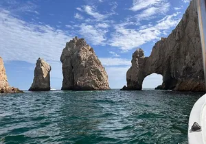 Group tour of the Cabo San Lucas Arch