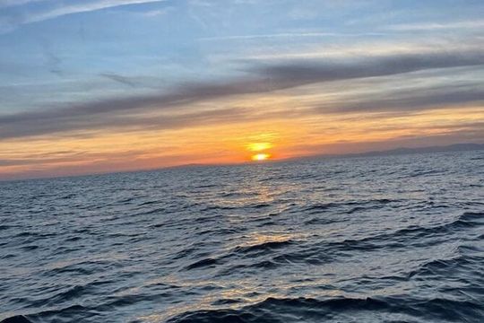 Winter cruise and sunset EN heated sailboat