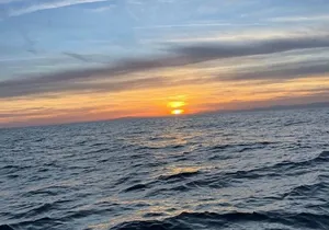 Winter cruise and sunset EN heated sailboat