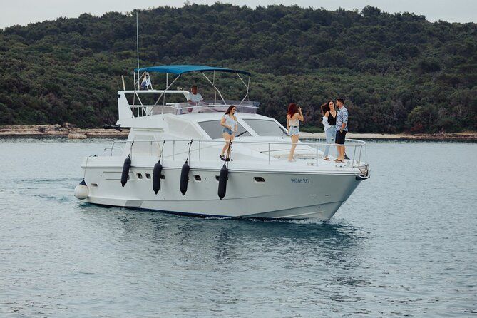 Yacht for private tours