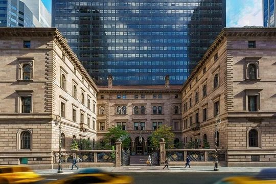 Gossip Girl Uptown Site Tour in a Vintage Car