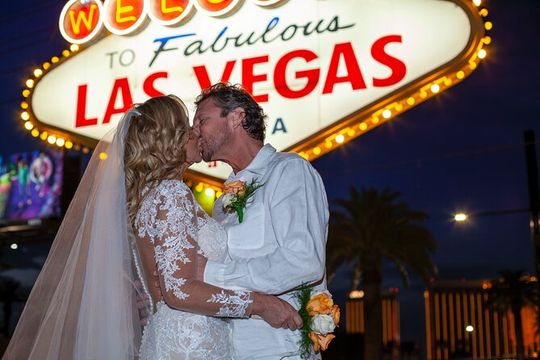 Las Vegas Photo Shoot: Best Locations & Memories