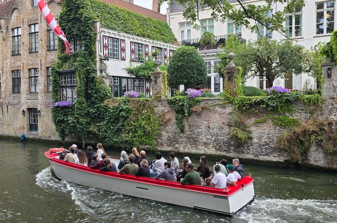 Bruges: guided tour in French, boat ride and chocolate!
