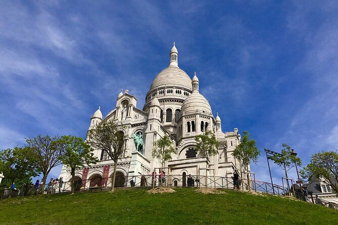 Montmartre walking tour with a local guide