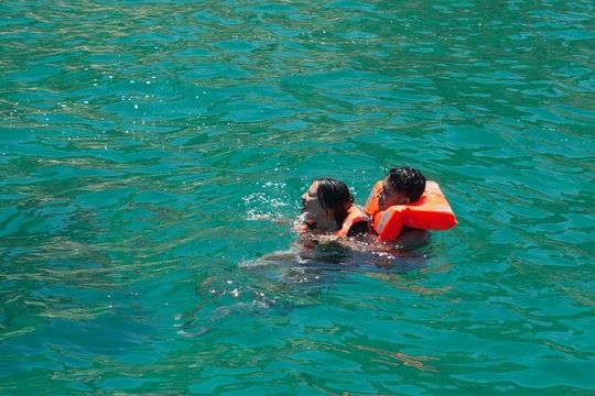 Boat Tour Snorkeling Tour with Guide, Drinks and Fruit