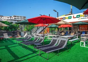 Poko Loko Floating Bar: Island Chill