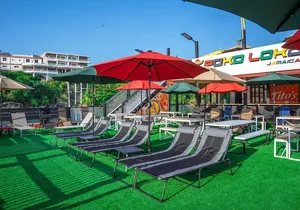 Poko Loko Floating Bar: Island Chill