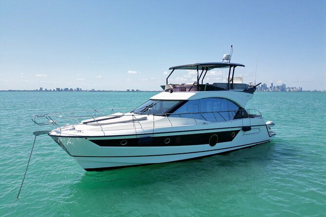 Luxury Yacht boat experience in Miami for 6 People