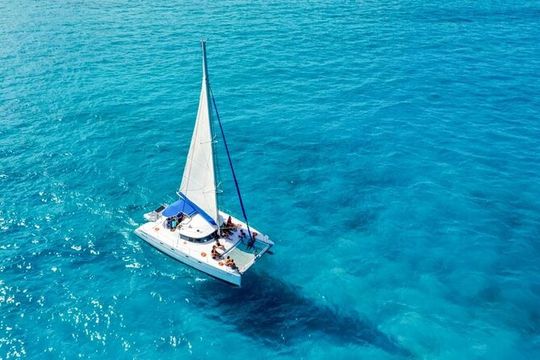Catamaran Tour to Isla Mujeres Snorkeling with Buffet and Open Bar