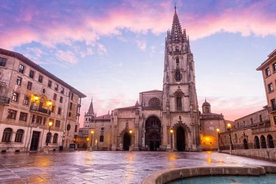 Premium Small Group Guided Tour to Monumental Oviedo
