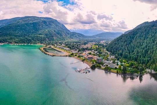 Weaver Creek Salmon Watching and Harrison Hot Spring Day Tour