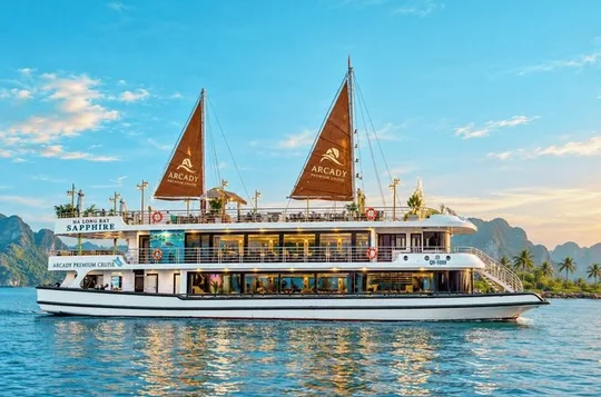 EL MÁS VENDIDO Crucero de lujo de un día por la bahía de Halong: buffet, jacuzzi y sauna.