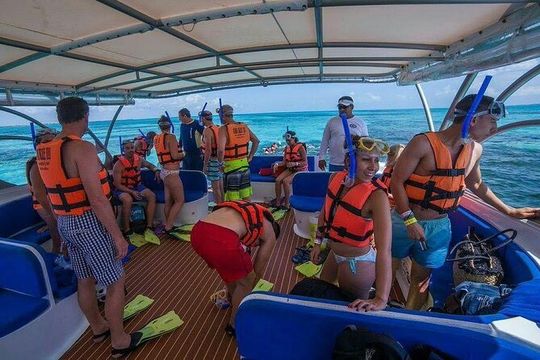 Isla Mujeres Tour in Private Catamaran with Food & Drinks