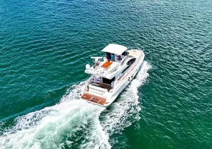 Explore the Skyline Luxury Yacht Charter in Miami