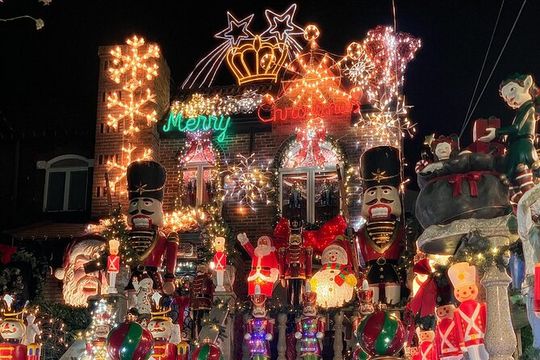 Private Dyker Heights Christmas Lights Tour with Dumbo Stop