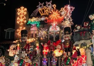 Private Dyker Heights Christmas Lights Tour with Dumbo Stop