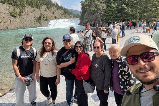 Moraine Lake and Lake Louise Tour from Calgary Canmore Banff