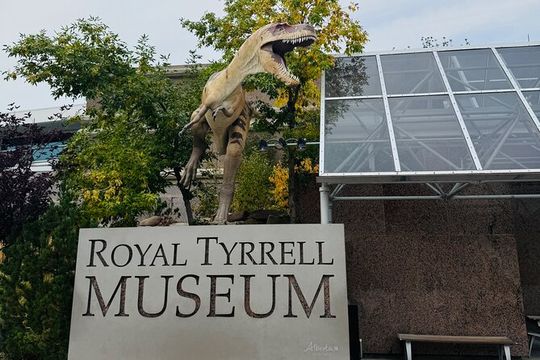 Drumheller & Hoodoos Private Luxury guided Day Tour from Calgary