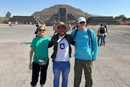 Teotihuacan Pyramids Tour + Breakfast in Cueva + Transportation