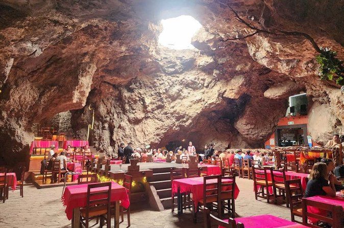 Teotihuacan Pyramids + Breakfast at "La Gruta": All Inclusive