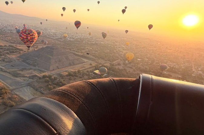 Travel by Hot Air Balloon, Teotihuacán Pyramids and Lunch