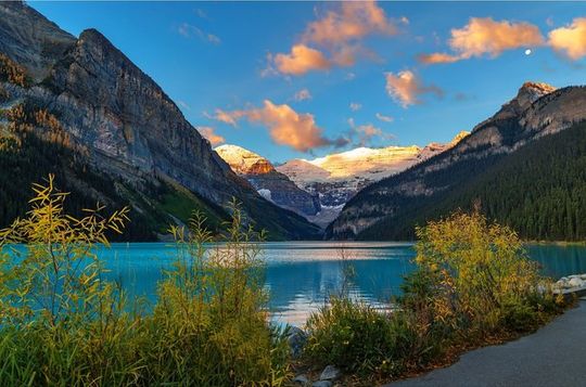 Sunrise at Lake Louise and Explore Moraine Lake with Local Guide
