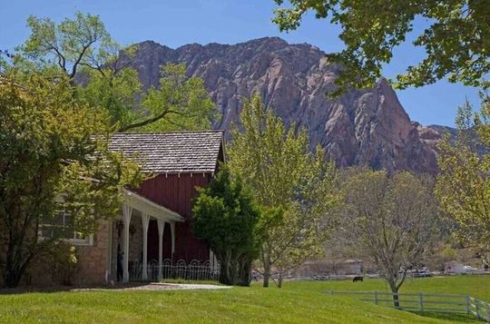 Secrets of the Billionaire: Chasing Howard Hughes in Las Vegas