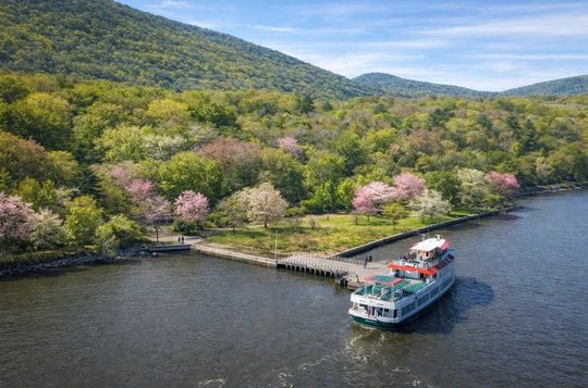 NYC: Spring Bear Mountain Day Trip by Boat