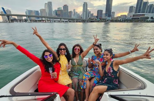 Miami Shared boat: 2 hours on a 22ft boat for 6 people total