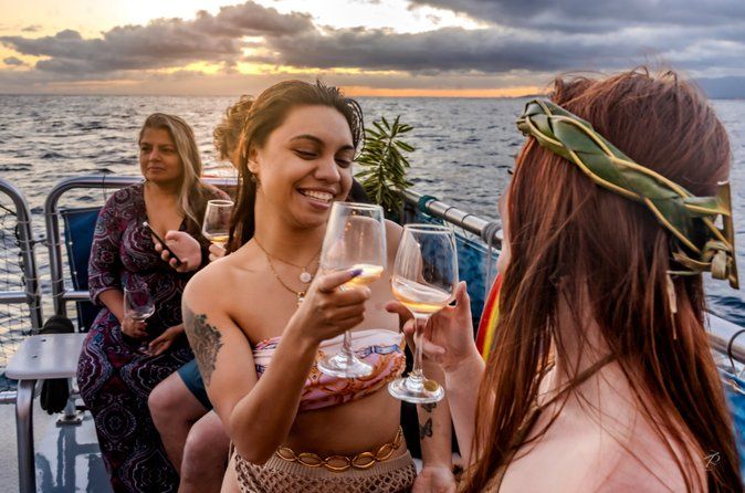Twilight Wine Tasting by Sea and Sunset Cruise in Honolulu