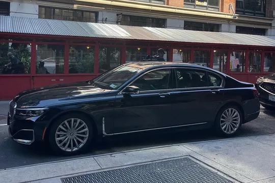 First Class Transfer from Manhattan to NYC Airports (JFK/EWR/LGA)