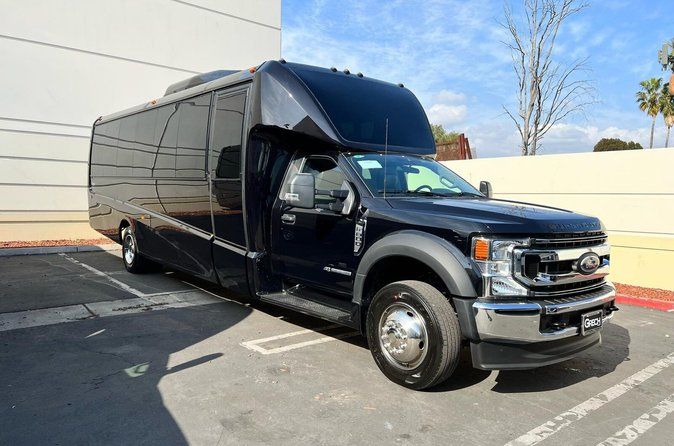 Private Group Transfer: Dulles IAD Airport to Washington DC 14Pax