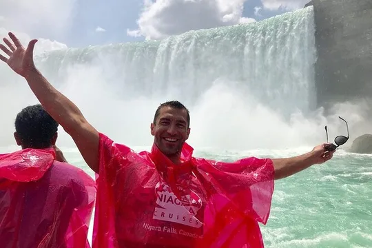 Niagara Falls Cruise and Scenic Walking Tour