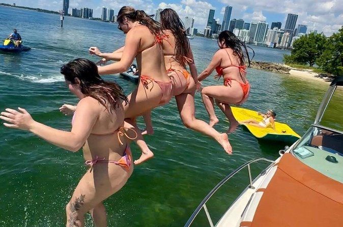 Miami Private Boat Tour Skyline, Star Island & Sandbar