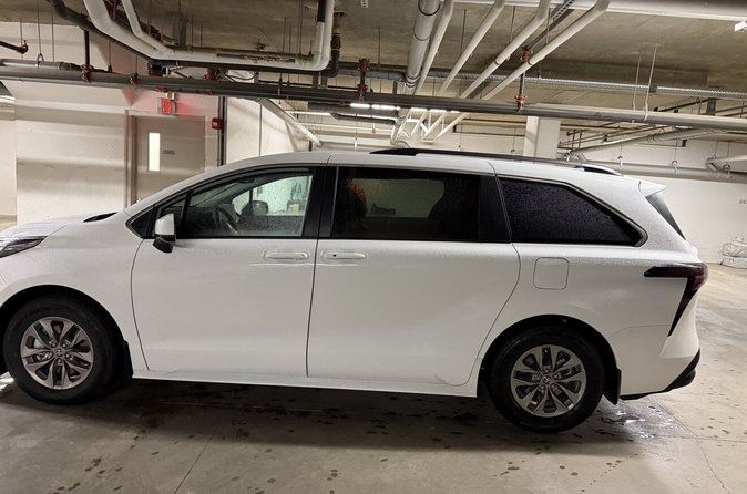 Transfer Calgary Airport (YYC) to Calgary, Banff and Lake Louise