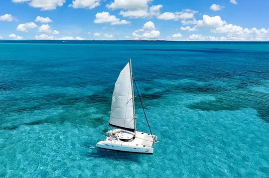 Afternoon Catamaran to Isla Mujeres: Snorkel, Open Bar & Sunset