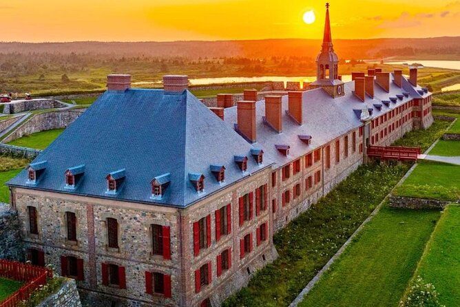 Passeio pela Fortaleza e Farol de Louisbourg, Patrimônio da Cidade e do Litoral