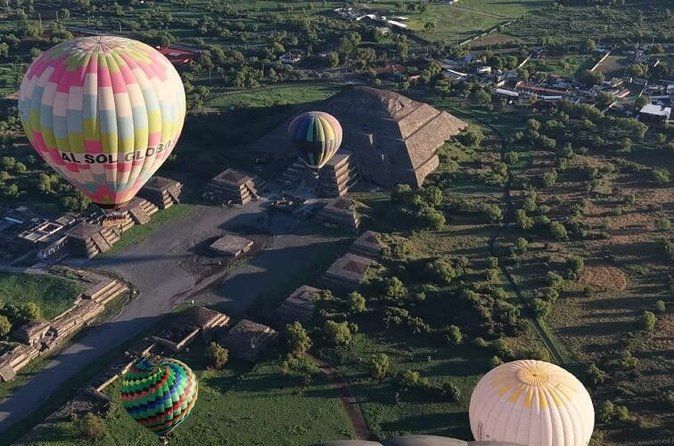 Sunrise experience: hot air balloon flight over Teotihuacan