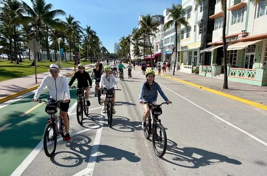 Visit Miami Beach by bike and in French