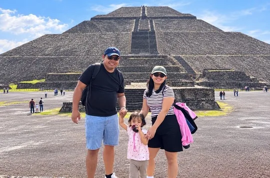 Private Tour to Teotihuacan with Breakfast at La Cueva without Shops