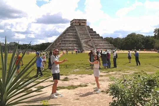 Chichen Itza, at Cenote Tsukán PREMIUM