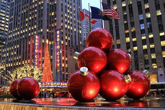 Big Bus NYC: Guided Holiday Lights Night Tour by Open-top Bus