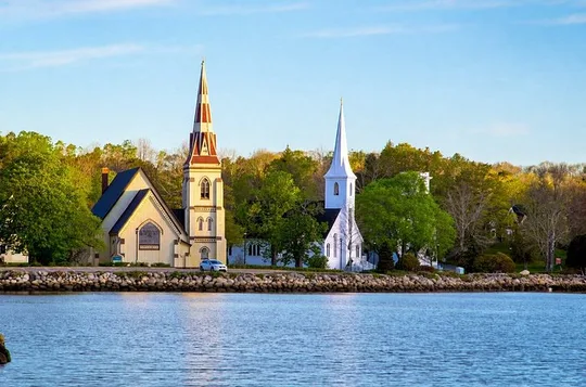 Private Mahone Bay, Lunenburg & Titanic Cemetery Guided Tour