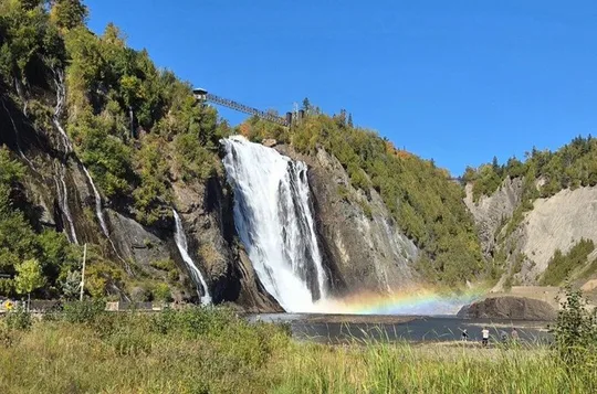 Excursão privada às Cataratas de Montmorency em SUV elétrico com duração de 2 horas e capacidade para 7 pessoas.